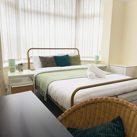 Double Bedroom Near City Center Манчестер Экстерьер фото