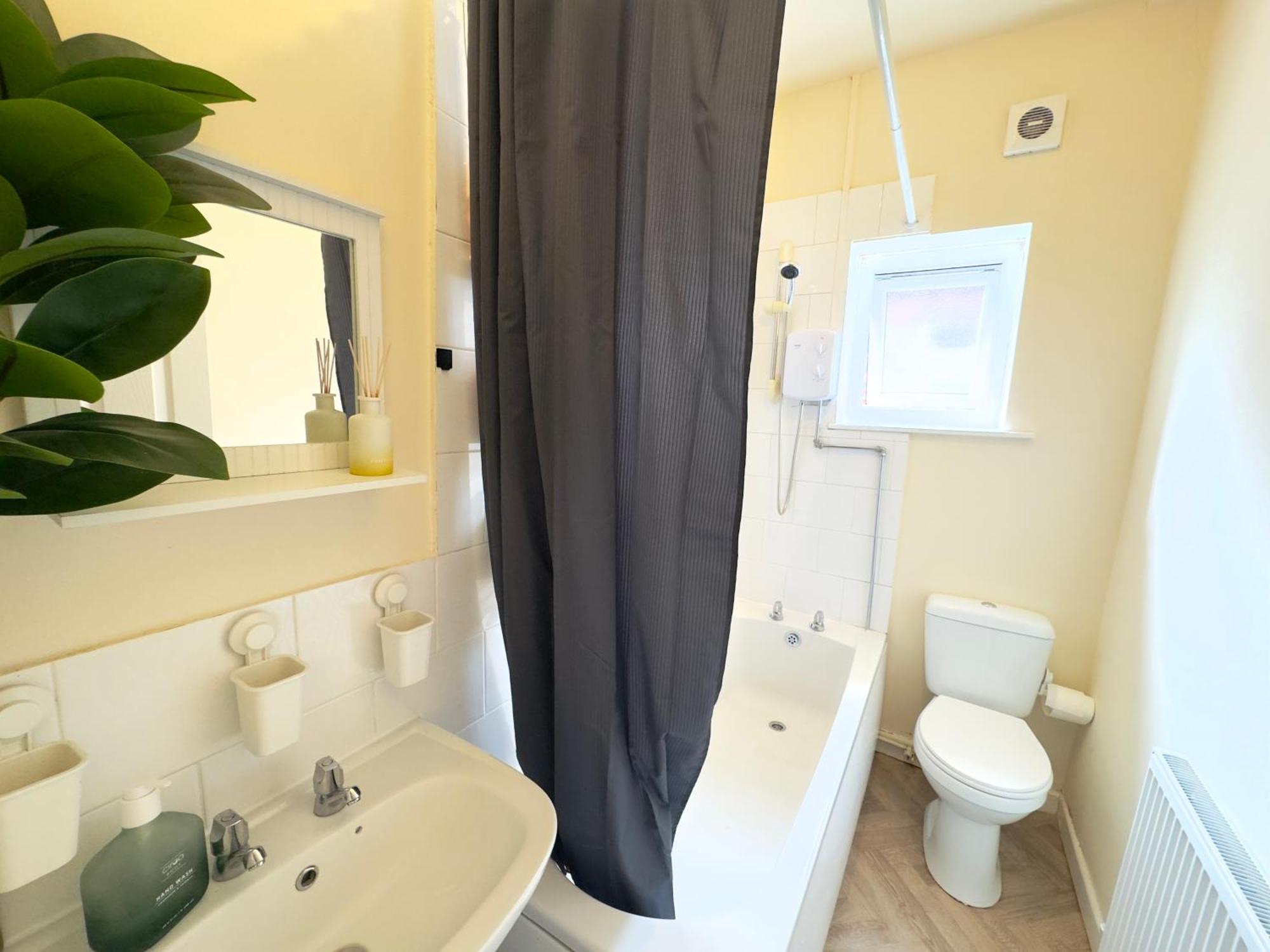 Double Bedroom Near City Center Манчестер Экстерьер фото